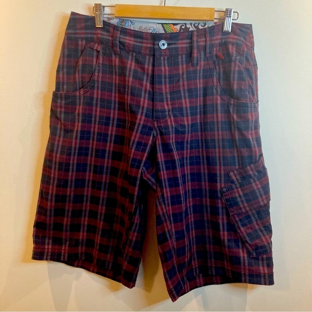 LULULEMON  Sz 32 Plaid Many Pockets Shorts